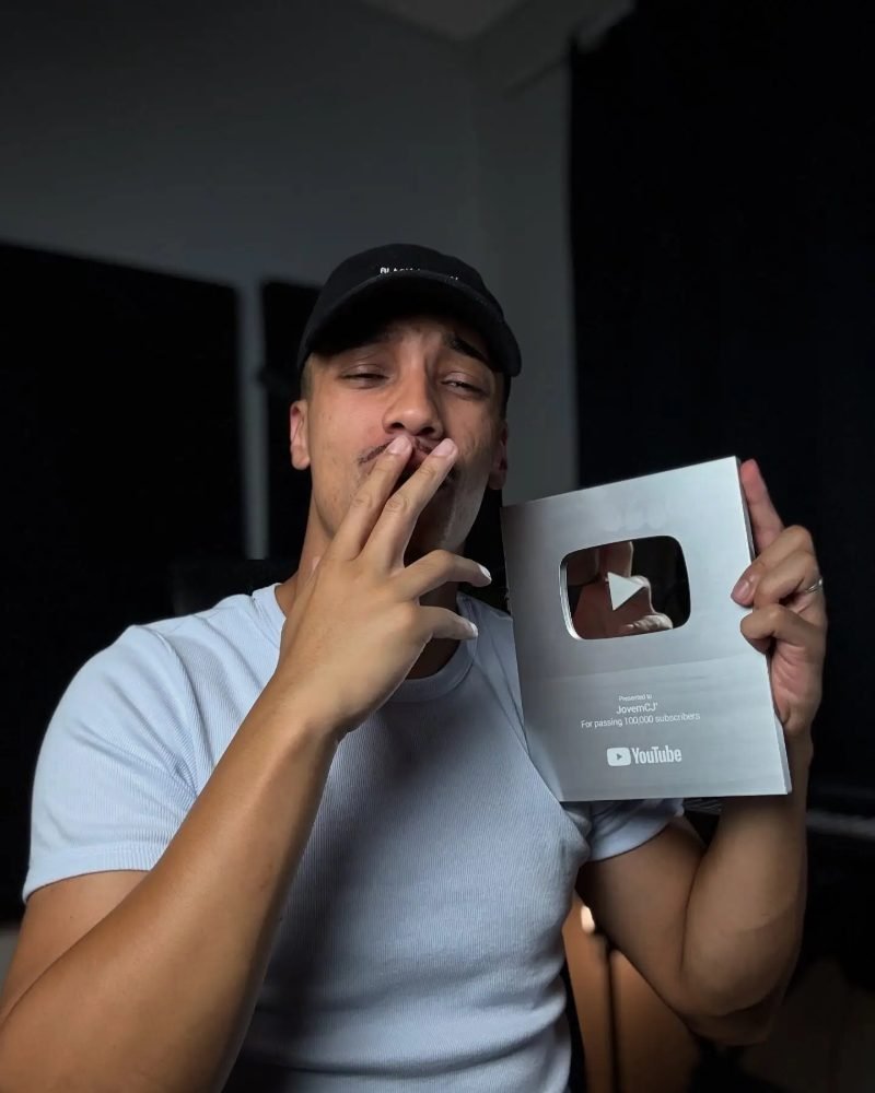 Henrique com a placa de 100 mil inscritos do YouTube
